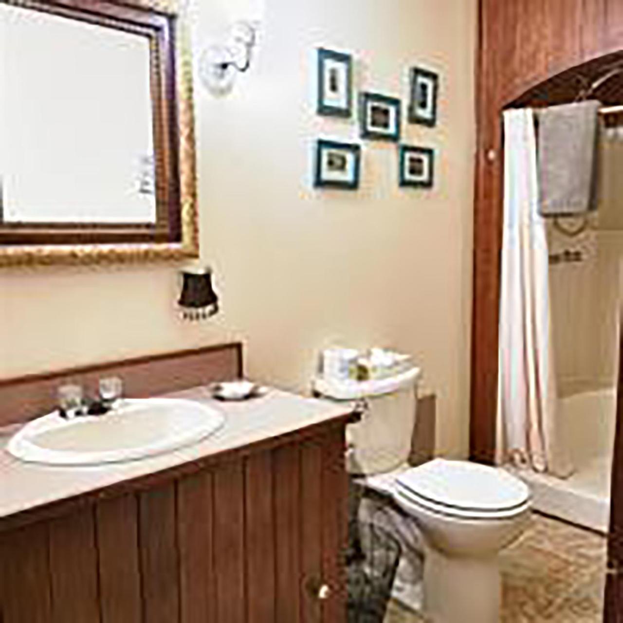 Wedgwood Manor And Glamping Retreat Hotel Crawford Bay Екстериор снимка