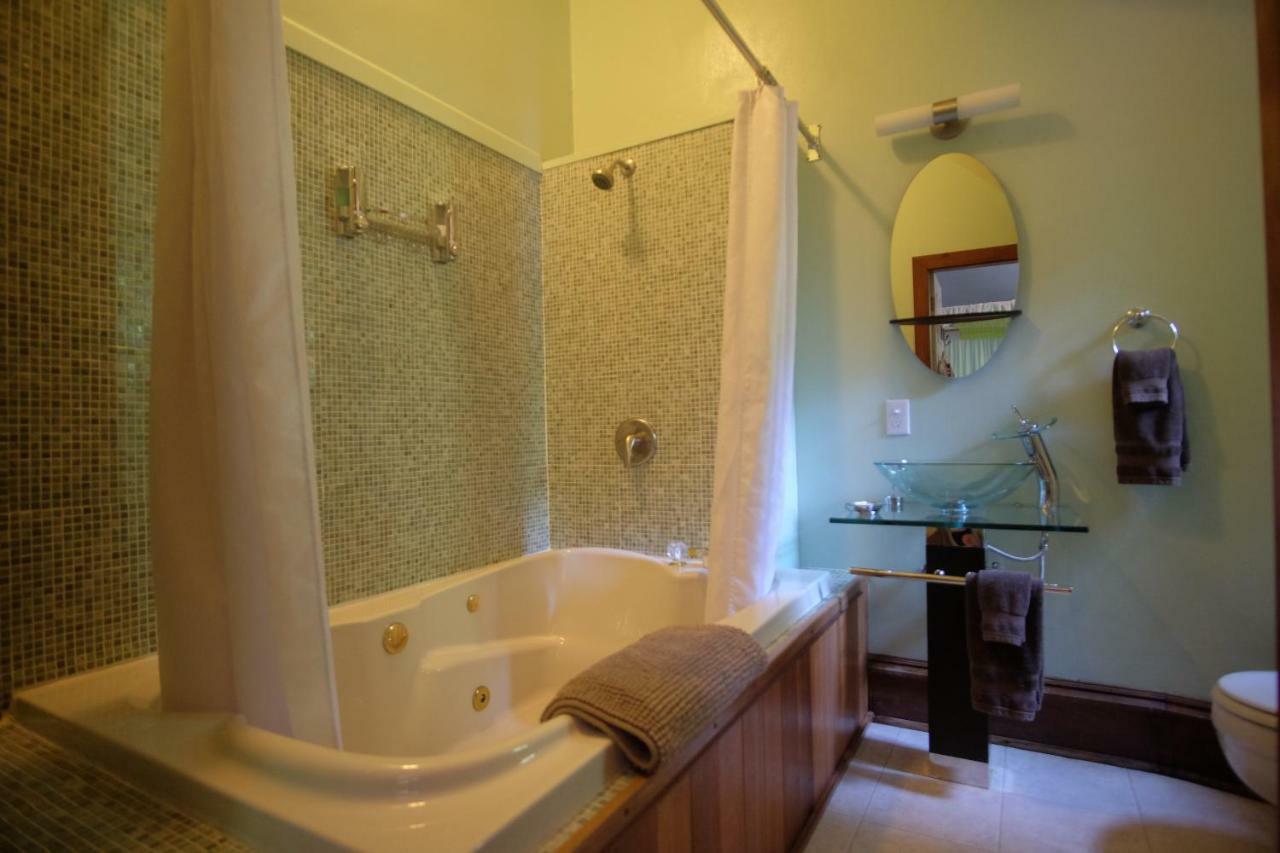 Wedgwood Manor And Glamping Retreat Hotel Crawford Bay Екстериор снимка
